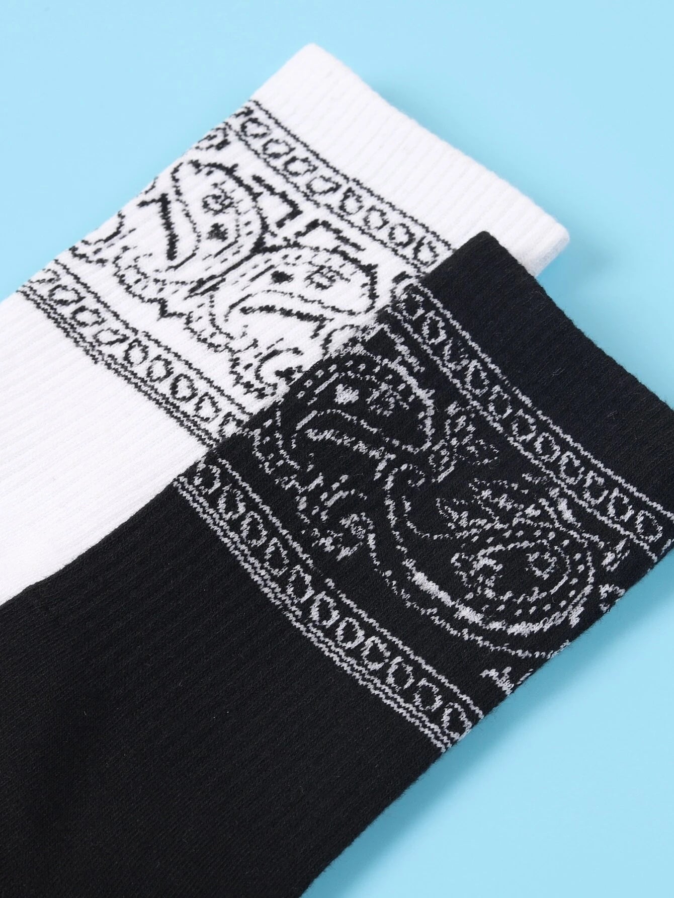 2Pcs Men Graphic Pattern Crew Socks